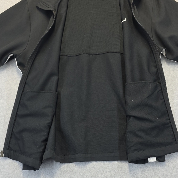 Nike Men's Black Windbreaker with White Accents - Picture 9 of 12